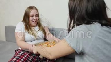 两个女孩为披萨而战